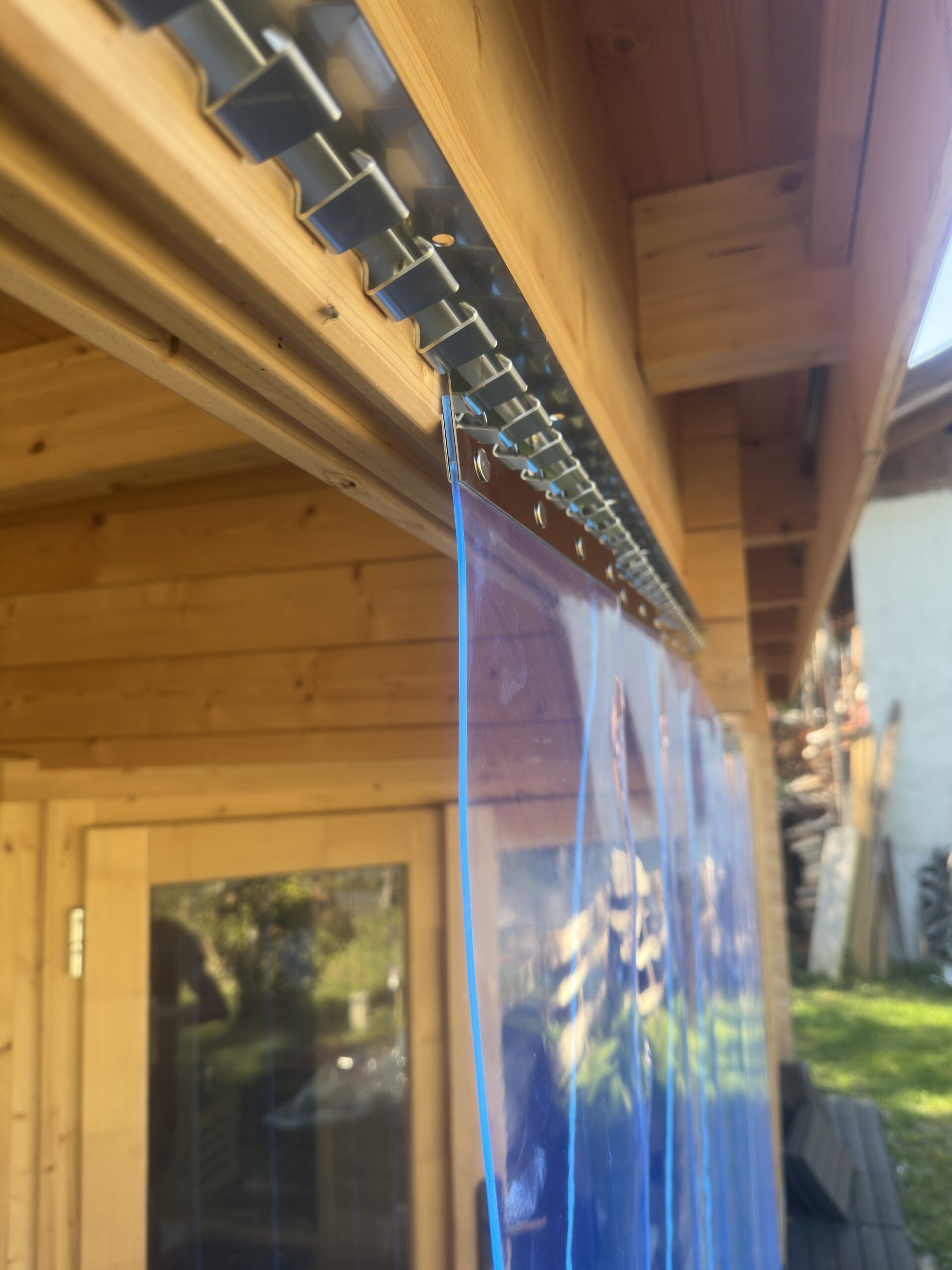 Hakenleiste und Einhängesystem für PVC-Streifenvorhang