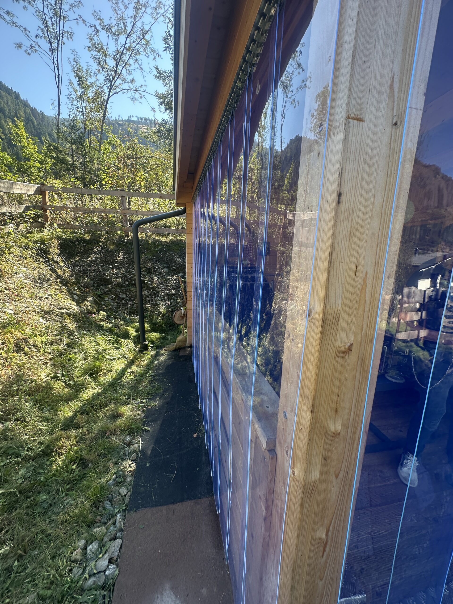 Transparenter PVC-Streifenvorhang an einer Öffnung