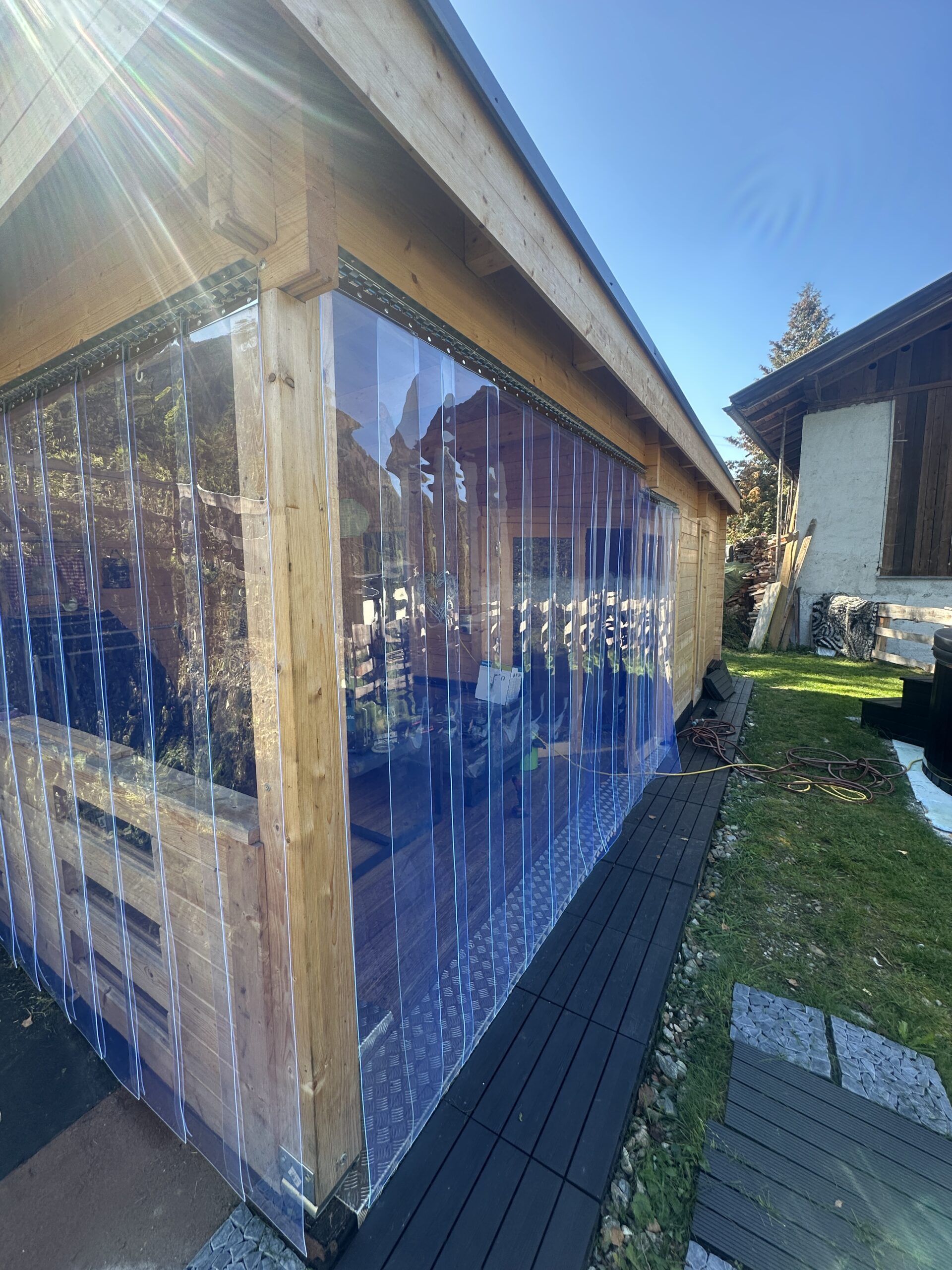 Transparenter PVC-Streifenvorhang im Bereich einer Sauna
